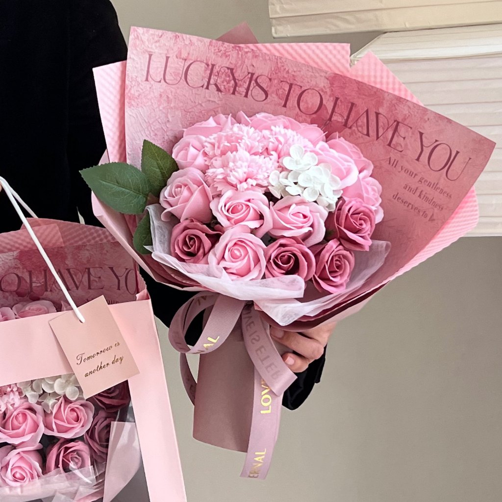台灣現貨【玫瑰康乃馨花束】35cm19朵粉色繡球質感花禮 母親節生日送禮 櫥窗提袋燈串可選 拍照打卡 桌面擺飾