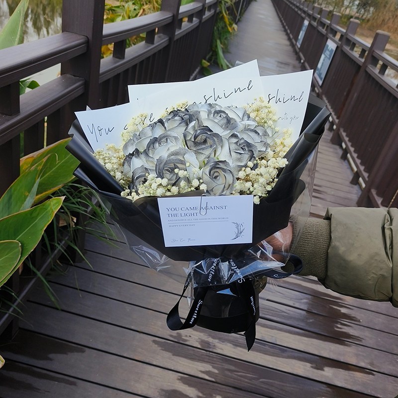 台灣現貨【薔薇戀人花束】40cm19朵公主粉黑騎士碎冰藍玫瑰花束 情人節禮物 生日禮物 櫥窗提袋燈串 拍照花束