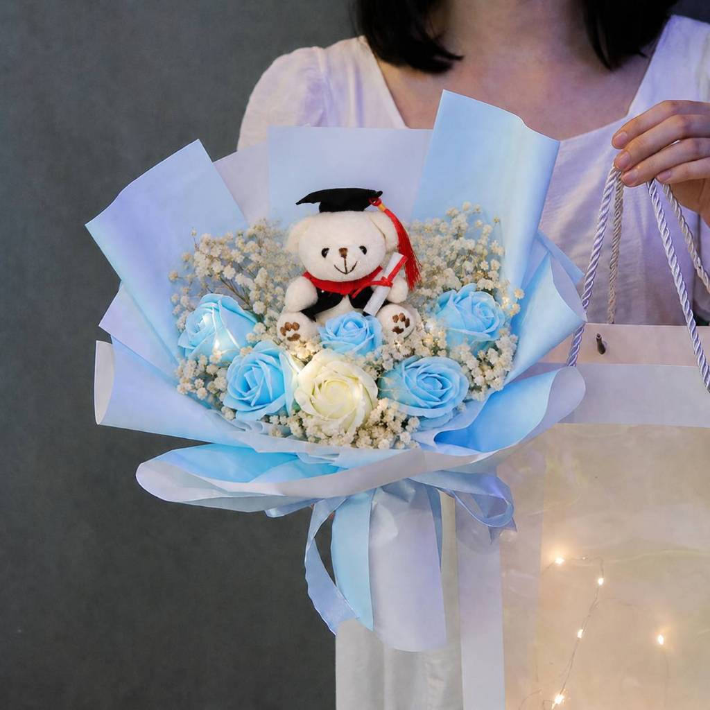 台灣現貨【香皂玫瑰滿天星花束】35cm 9朵玫瑰滿天星搭配畢業座熊花束 畢業花束 典禮合照 祝福紀念 花禮擺飾 生日禮物