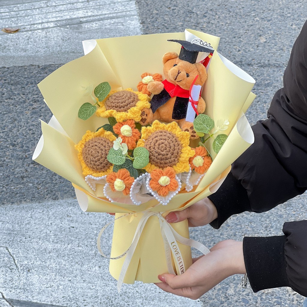 台灣現貨【畢業熊花束】35cm三朵小向日葵坐姿畢業熊花束 櫥窗提袋燈串 畢業季拍照送禮 畢業花束 謝師禮物 生日禮物