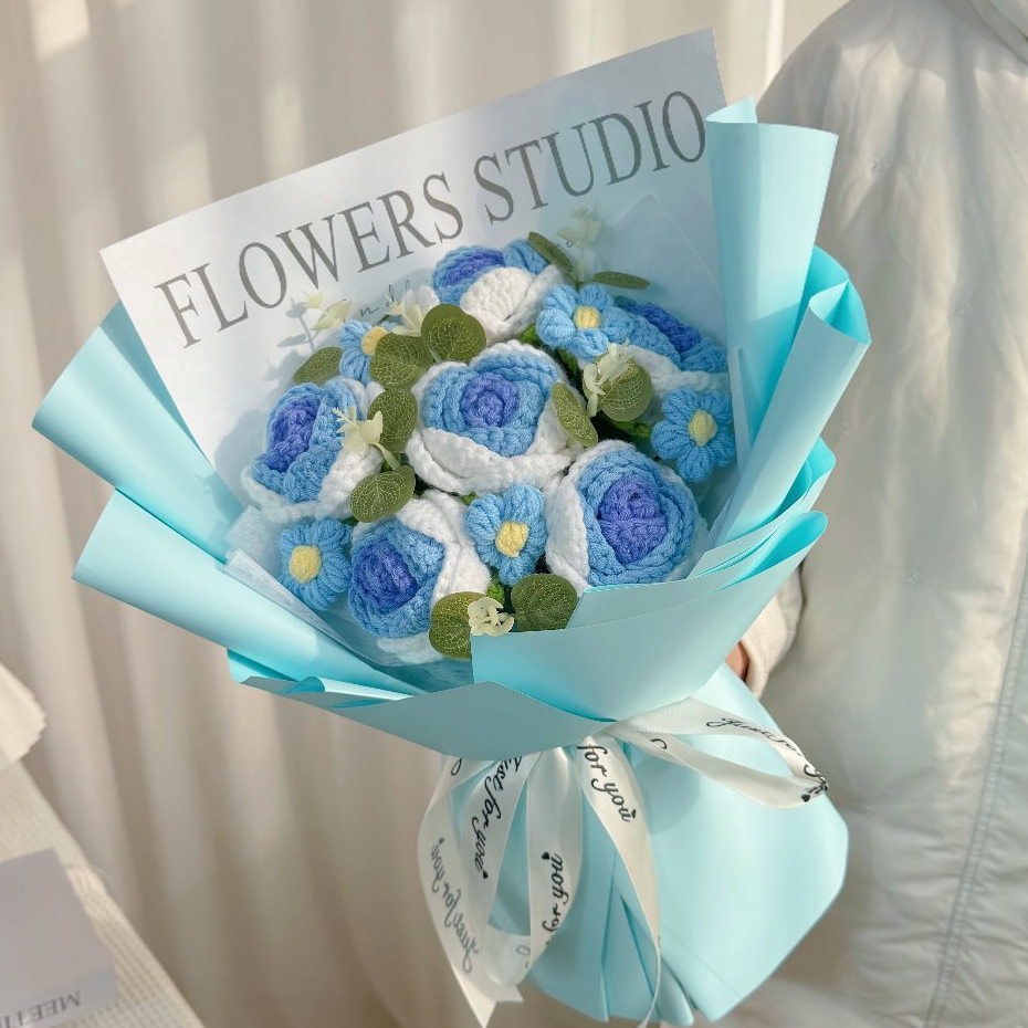 台灣現貨【針織玫瑰花束】40cm六朵藍色玫瑰雛菊毛線花禮 生日情人節送禮 櫥窗提袋燈串可選 拍照打卡桌面擺飾