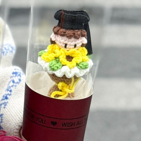 台灣現貨【金榜題名畢業花束】35cm針織捲筒祝福花禮 畢業季送禮 典禮拍照 合照打卡 同學朋友祝賀 紀念擺飾