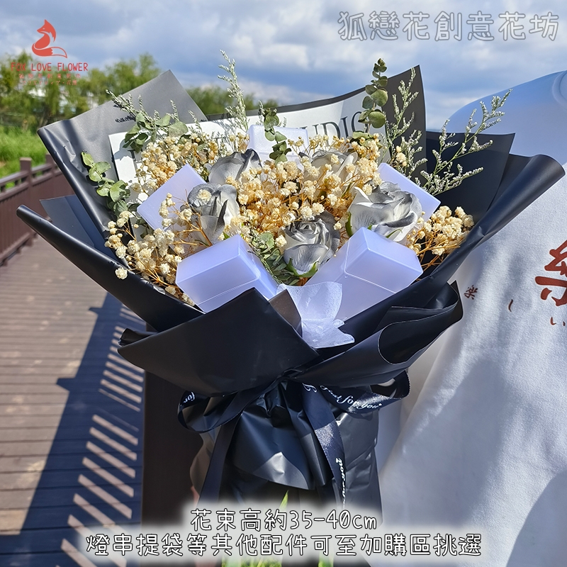 35cm三朵藍玫瑰(5菸盒),純花束（無提袋／無燈串）