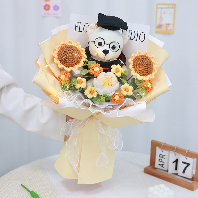 台灣現貨【博士熊針織花束】50cm向日葵玫瑰搭配畢業博士熊毛線花禮 畢業季送禮 典禮合照 拍照打卡 櫥窗提袋燈串可選