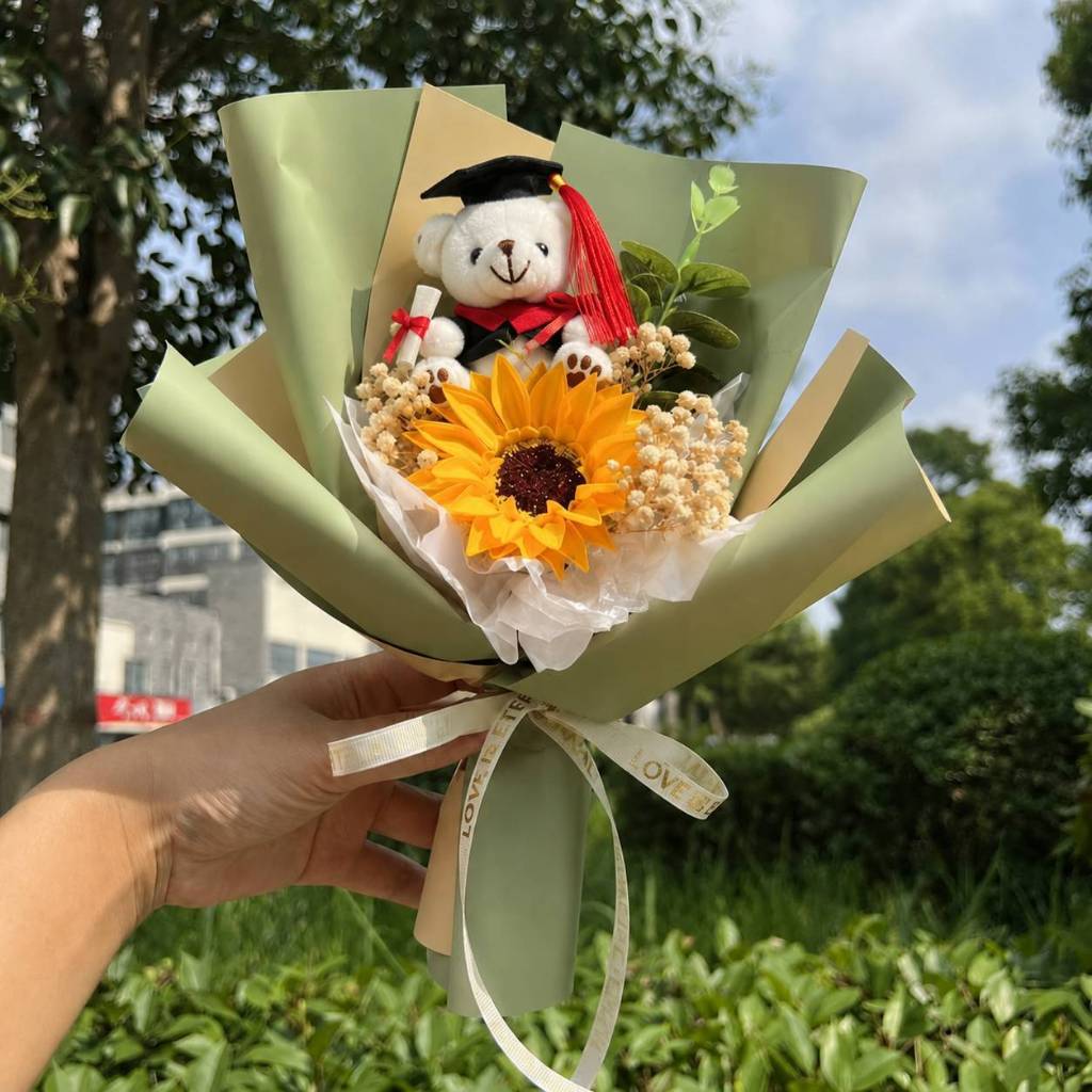 30cm坐姿畢業熊＋向＋滿天星（綠色）,純花束（無提袋／無燈串）