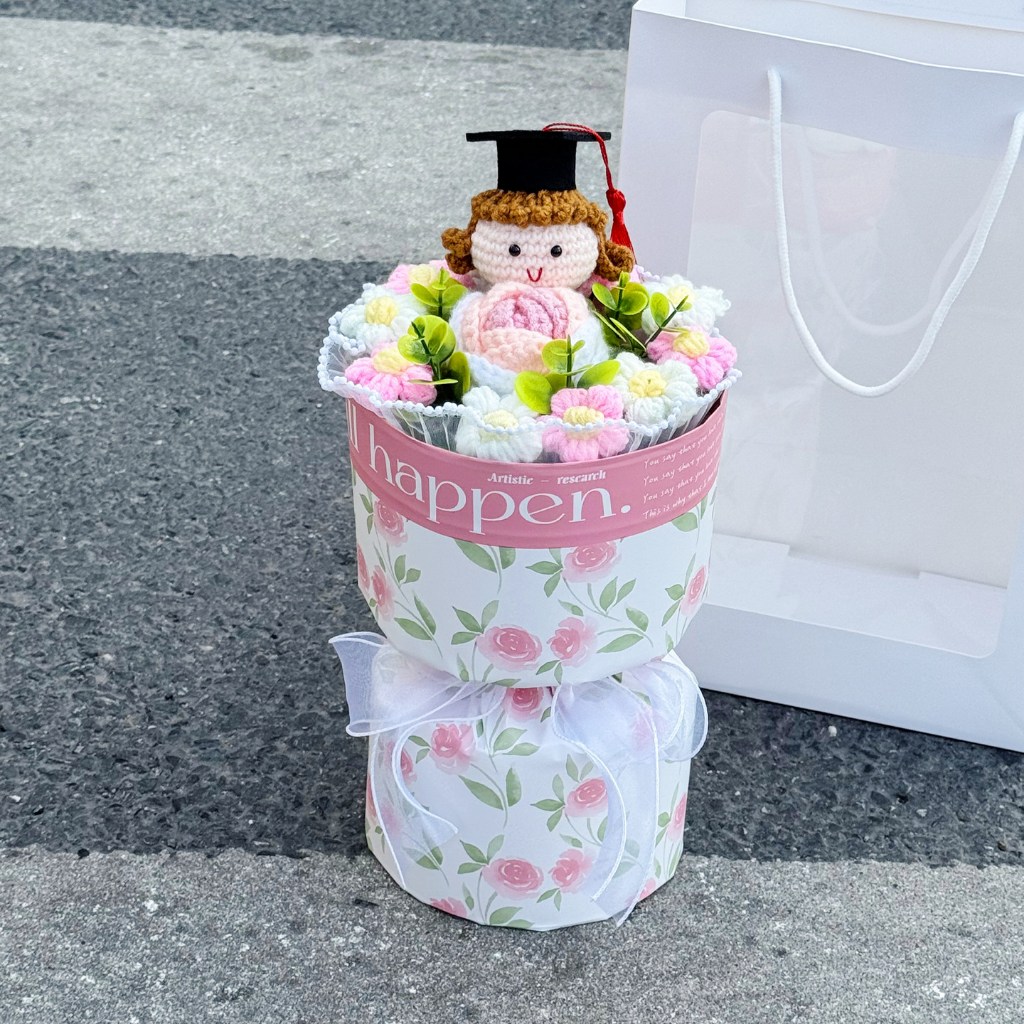 35cm針織粉花束（畢業女孩＋粉玫瑰）,純花束（無提袋／無燈串）