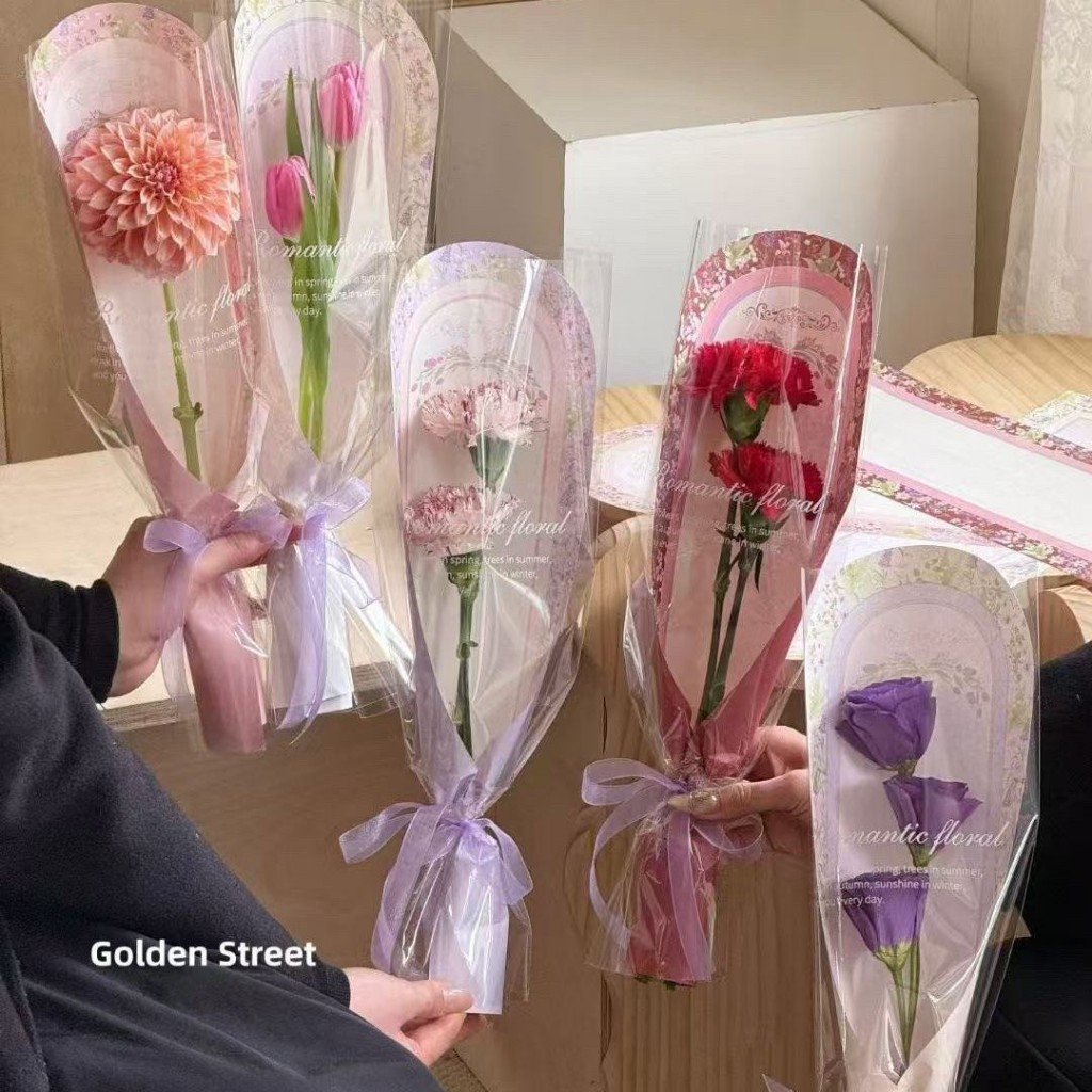 台灣現貨【英文鮮花袋花套】45cm繽紛花季粉紫紅花束包裝套 1份10套 花店包材 送禮外袋 拍照展示花禮配件