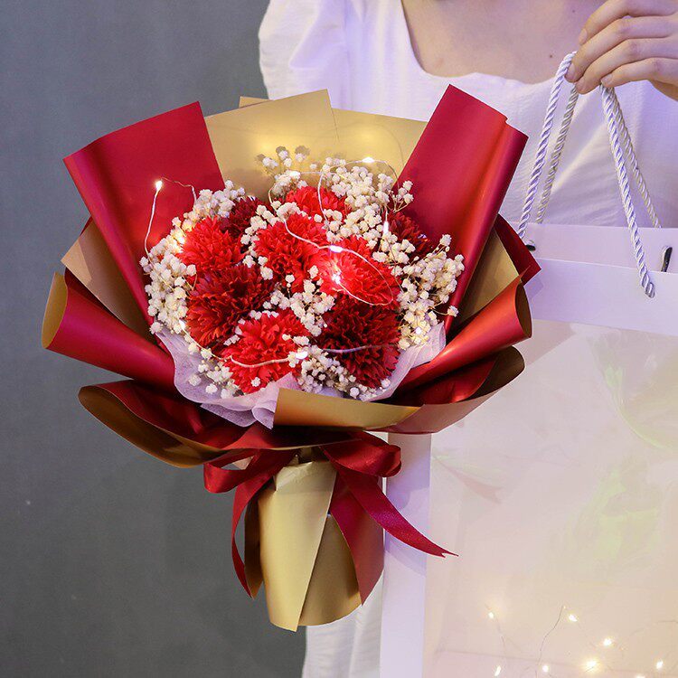 30cm9朵粉康乃馨+滿天星（紅色）,純花束（無提袋／無燈串）