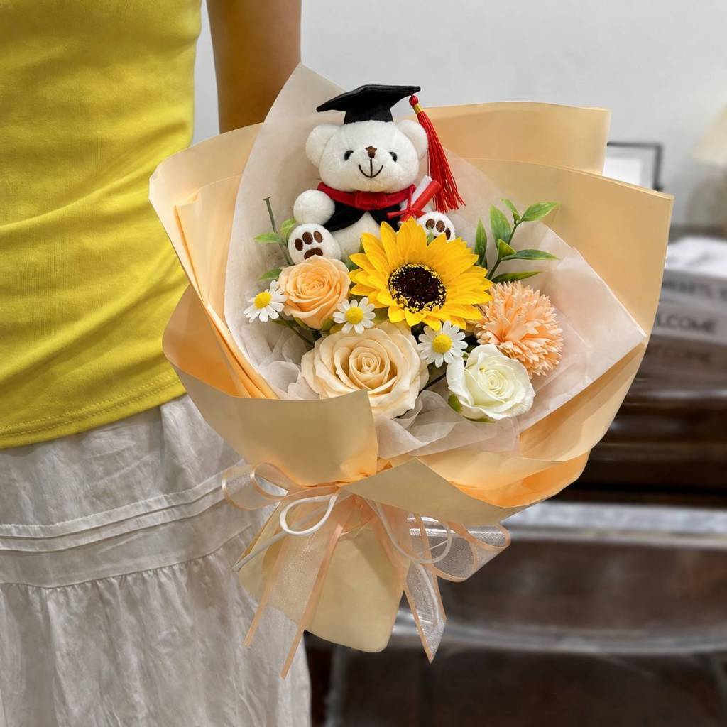 台灣現貨【畢業坐熊花束合集】15~35cm香皂花向日葵玫瑰康乃馨合集 畢業季 畢業熊 畢業花束 向日葵花束 香皂花束
