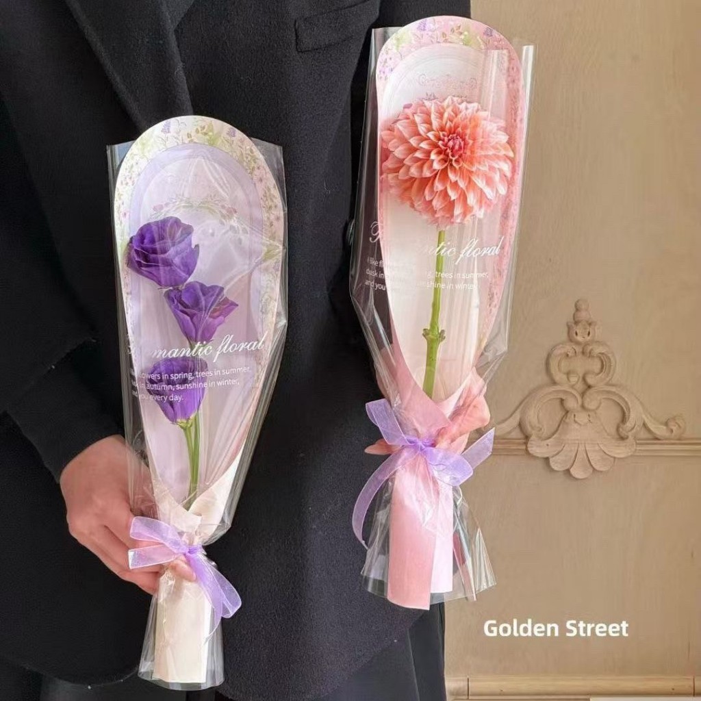 台灣現貨【英文鮮花袋花套】45cm繽紛花季粉紫紅花束包裝套 1份10套 花店包材 送禮外袋 拍照展示花禮配件