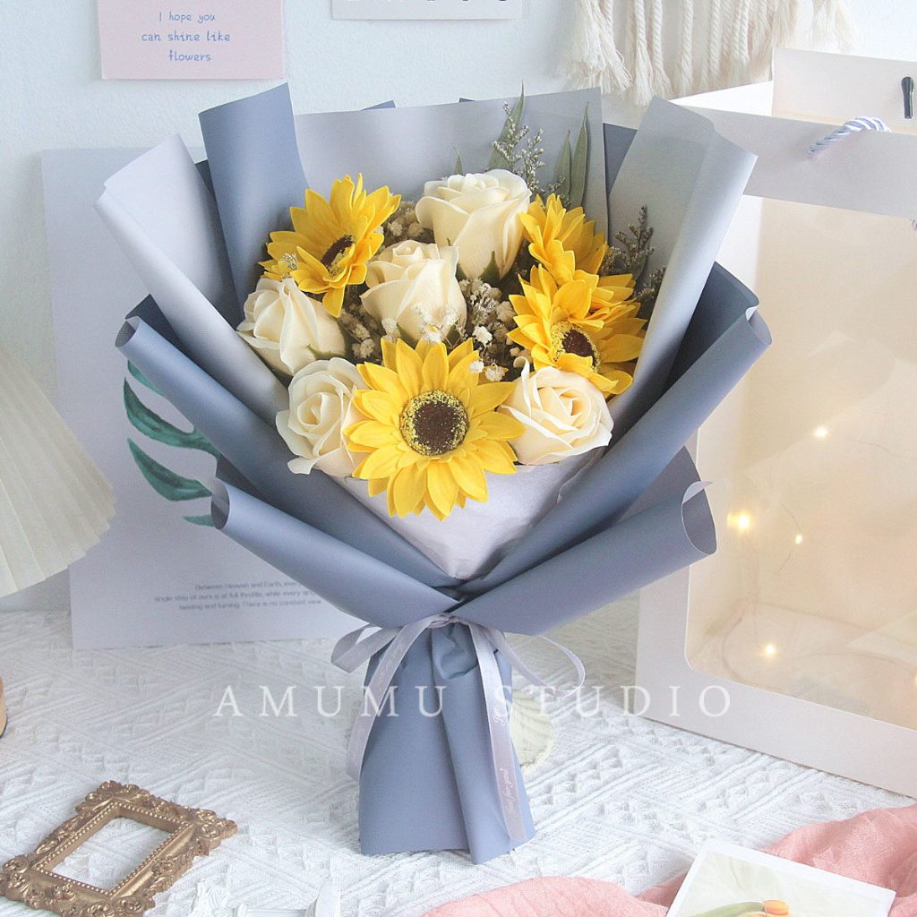 台灣現貨【玫瑰向日葵花束】30cm5玫瑰4向日葵混搭花禮 情人節生日畢業透明提袋燈串 溫暖祝福花束 畢業花束 謝師禮物 