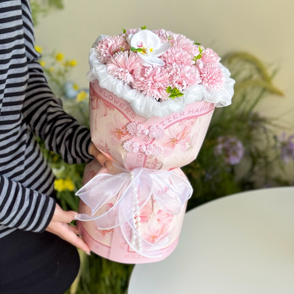 台灣現貨【歲月溫柔康乃馨】30cm粉色感謝花禮 母親節生日送禮 櫥窗提袋燈串可選 拍照打卡 桌面擺飾溫柔花束