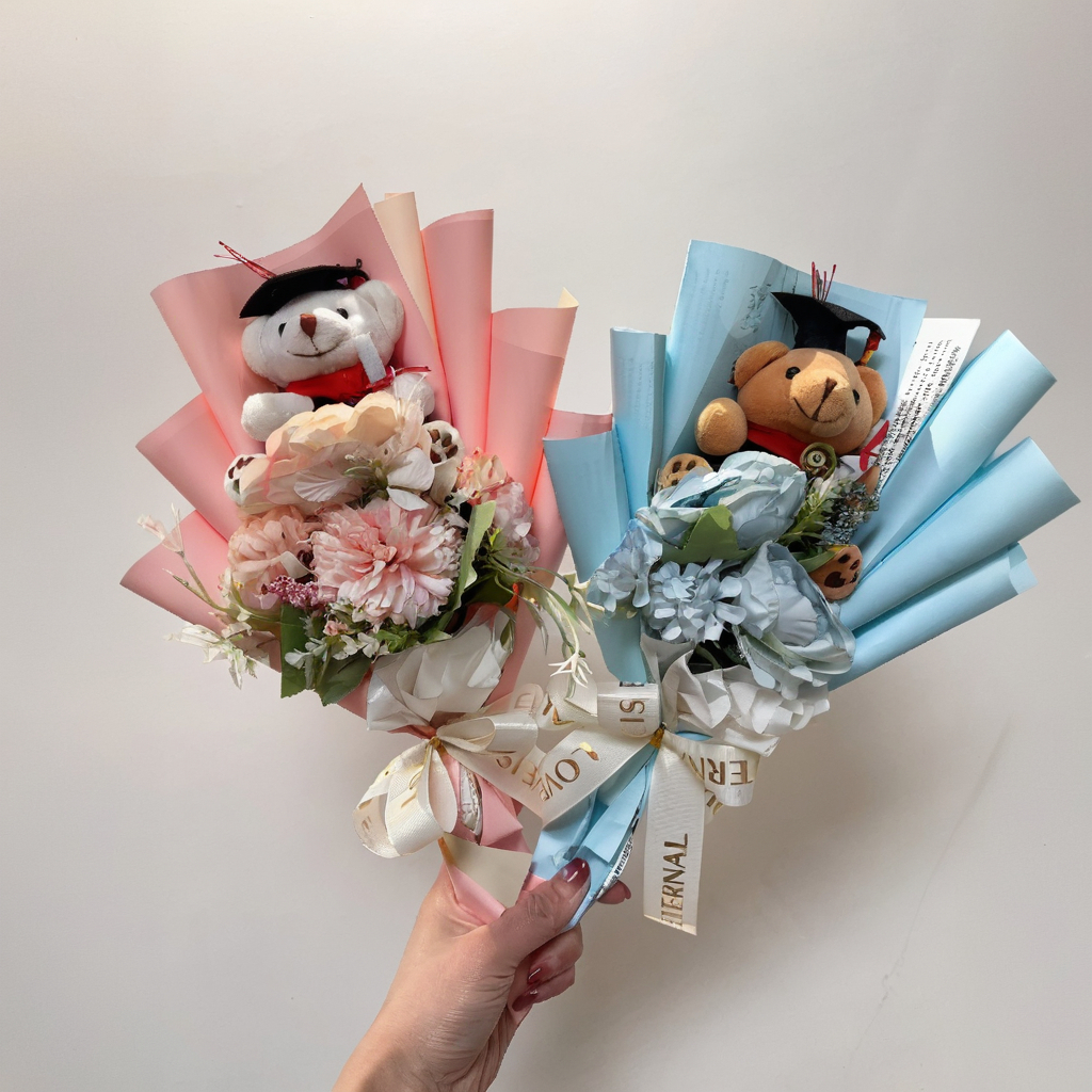 坐姿畢業小熊＋綜合仿真花(粉)