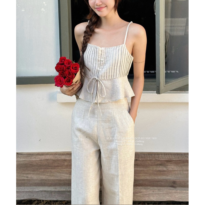 女子光环百褶的亚麻吊带镜